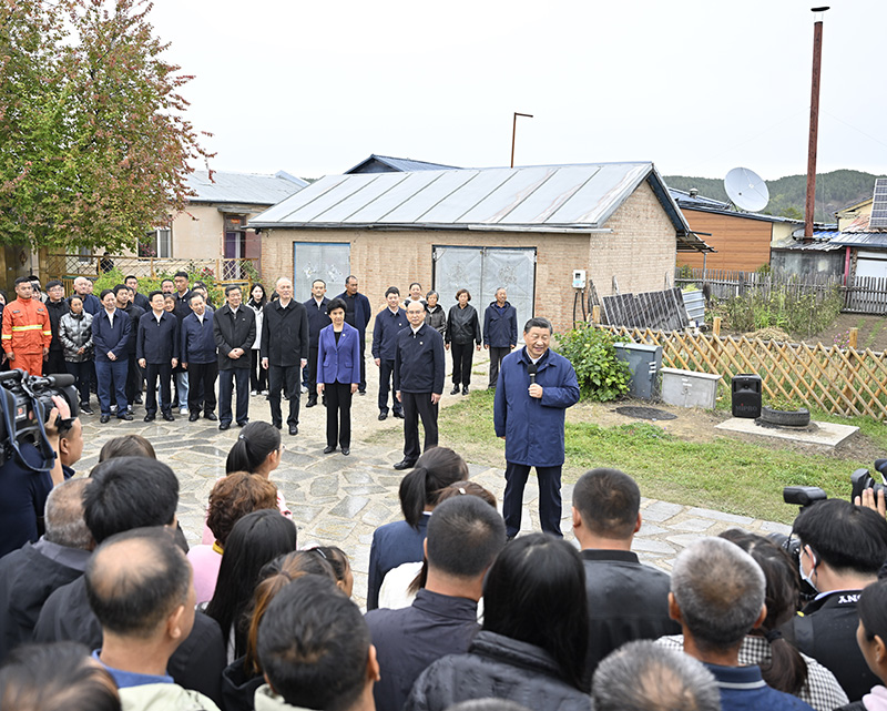 9月6日至8日，中共中央總書記、國(guó)家主席、中央軍委主席習(xí)近平在黑龍江考察。這是6日下午，習(xí)近平在大興安嶺地區(qū)漠河市北極村考察時(shí)，同當(dāng)?shù)厝罕娪H切交流。