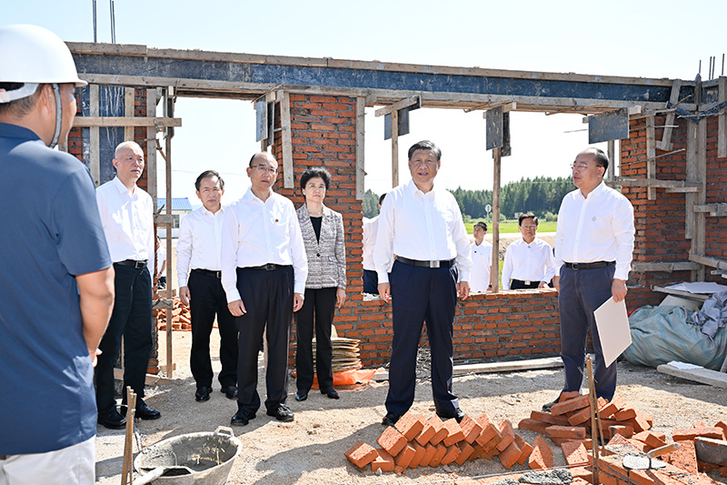 9月6日至8日，中共中央總書記、國(guó)家主席、中央軍委主席習(xí)近平在黑龍江考察。這是7日上午，習(xí)近平在遭受洪澇災(zāi)害的哈爾濱尚志市老街基鄉(xiāng)龍王廟村，察看水毀房屋重建情況。
