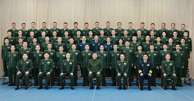 11月29日，中共中央總書記、國家主席、中央軍委主席習(xí)近平到武警海警總隊東海海區(qū)指揮部視察。這是習(xí)近平親切接見東海海區(qū)指揮部有關(guān)同志，同大家合影留念。